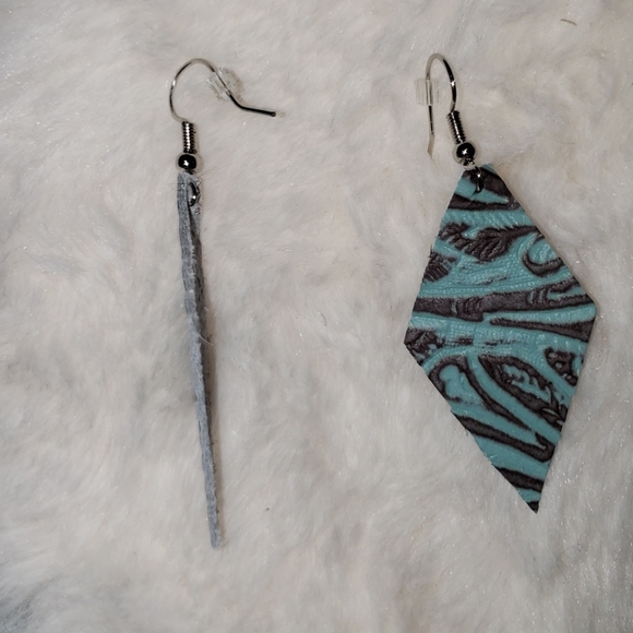 Hand made leather earings - Picture 3 of 3